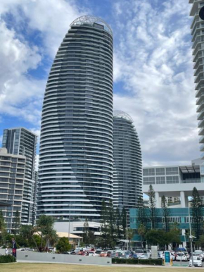 4 Bedroom Huge Sub Penthouse SKY HOME Level 31 Magnificent VIEWS Oracle Broadbeach LUX 260m2 Family Apartment, Sleeps 8 Adults and 2 Children, Sofa Bed , Portacot, High Chair Central Loc Walk to Every